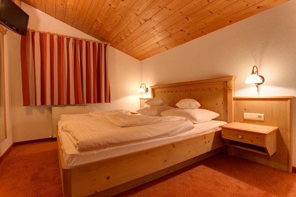 Hotel Garni Feuerstein St. Anton am Arlberg Zimmer foto